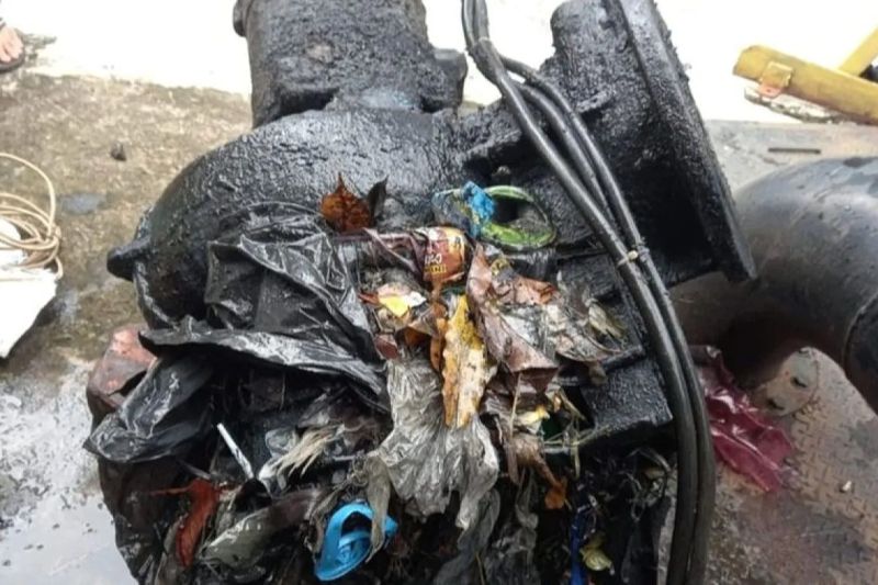 10 persen pompa pengendali banjir di Jakbar rusak akibat sampah celana 10 persen pompa pengendali banjir di Jakbar rusak akibat sampah celana