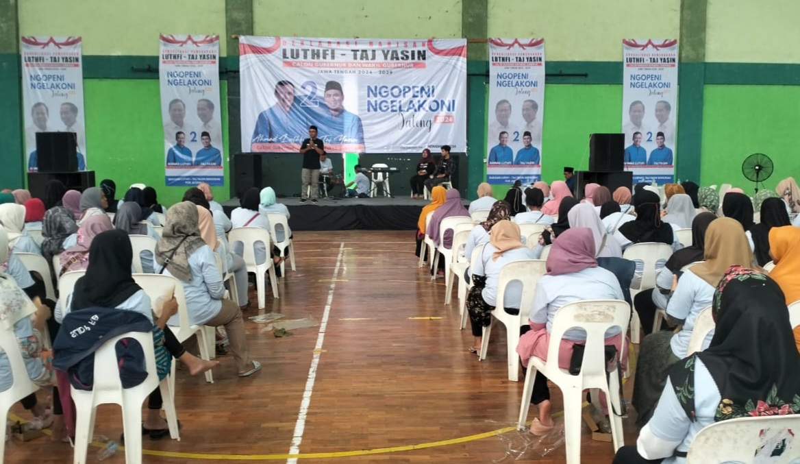 Dukungan untuk Luthfi-Yasin mengalir, relawan padati GOR Trisanja Tegal Dukungan untuk Luthfi-Yasin mengalir, relawan padati GOR Trisanja Tegal