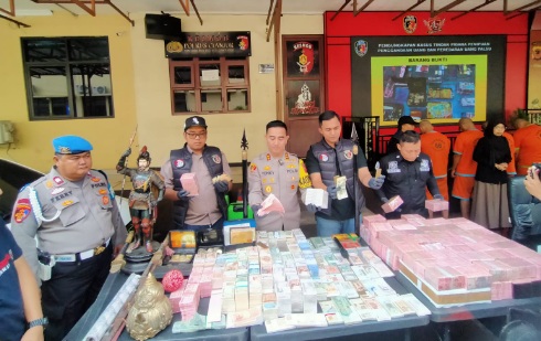 Polisi amankan lima tersangka pengganda uang di Cianjur Polisi amankan lima tersangka pengganda uang di Cianjur