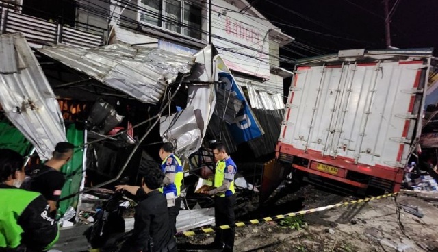 Dua tewas akibat truk tabrak ruko di Semarang