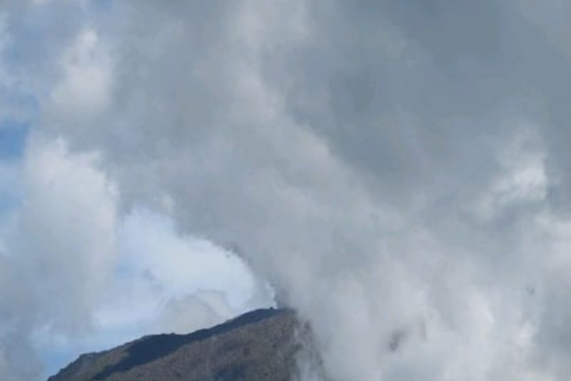 Erupsi Gunung Ibu tidak terlihat akibat tertutup awan Erupsi Gunung Ibu tidak terlihat akibat tertutup awan