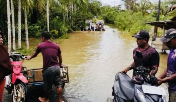 Banjir merendam 16 desa di Aceh Barat Banjir merendam 16 desa di Aceh Barat