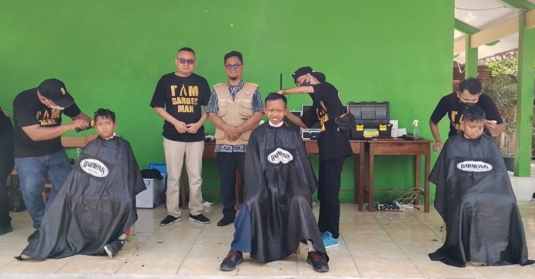 Berdayakan disabilitas, salon di Tegal beri pelatihan cukur rambut Berdayakan disabilitas, salon di Tegal beri pelatihan cukur rambut