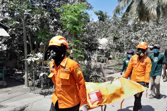Tim SAR evakuasi sembilan jenazah korban letusan Gunung Lewotobi Tim SAR evakuasi sembilan jenazah korban letusan Gunung Lewotobi