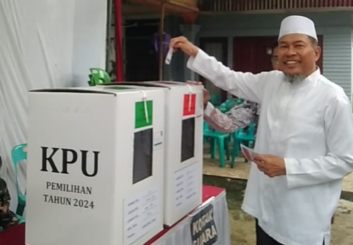 Calon Wali Kota Medan, Hidayatullah coblos dalam suasana hujan dan banjir Calon Wali Kota Medan, Hidayatullah coblos dalam suasana hujan dan banjir