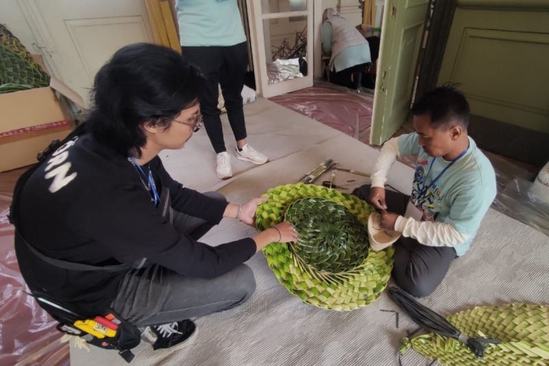 Mahasiswa ISI Solo unjuk karya di pameran bunga internasional Mahasiswa ISI Solo unjuk karya di pameran bunga internasional