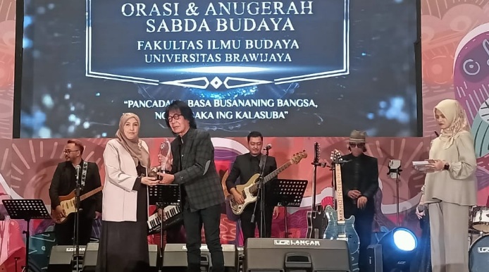 Seniman, orator dan peduli raih Anugerah Sabda Budaya FIB UB Seniman, orator dan peduli raih Anugerah Sabda Budaya FIB UB