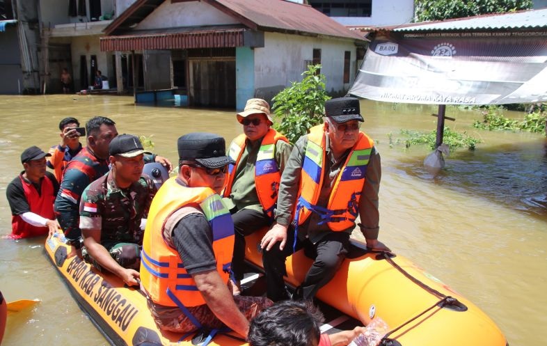 231 warga mengungsi akibat banjir di Desa Sosok 231 warga mengungsi akibat banjir di Desa Sosok