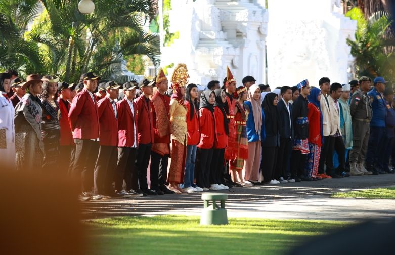 Pelajar Banyuwangi berbusana adat nusantara baca Ikrar Sumpah Pemuda Pelajar Banyuwangi berbusana adat nusantara baca Ikrar Sumpah Pemuda