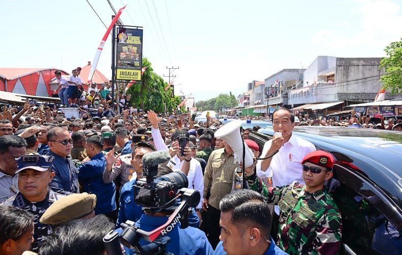 Jokowi hormati penilaian masyarakat atas 10 tahun pemerintahannya Jokowi hormati penilaian masyarakat atas 10 tahun pemerintahannya