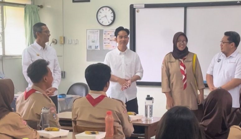 Gibran Rakabuming Raka ikut pantau makan siang bergizi gratis Gibran Rakabuming Raka ikut pantau makan siang bergizi gratis