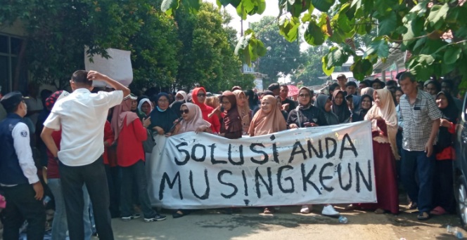 Tolak penutupan perlintasan sebidang, ratusan warga demo di Stasiun Purwakarta Tolak penutupan perlintasan sebidang, ratusan warga demo di Stasiun Purwakarta