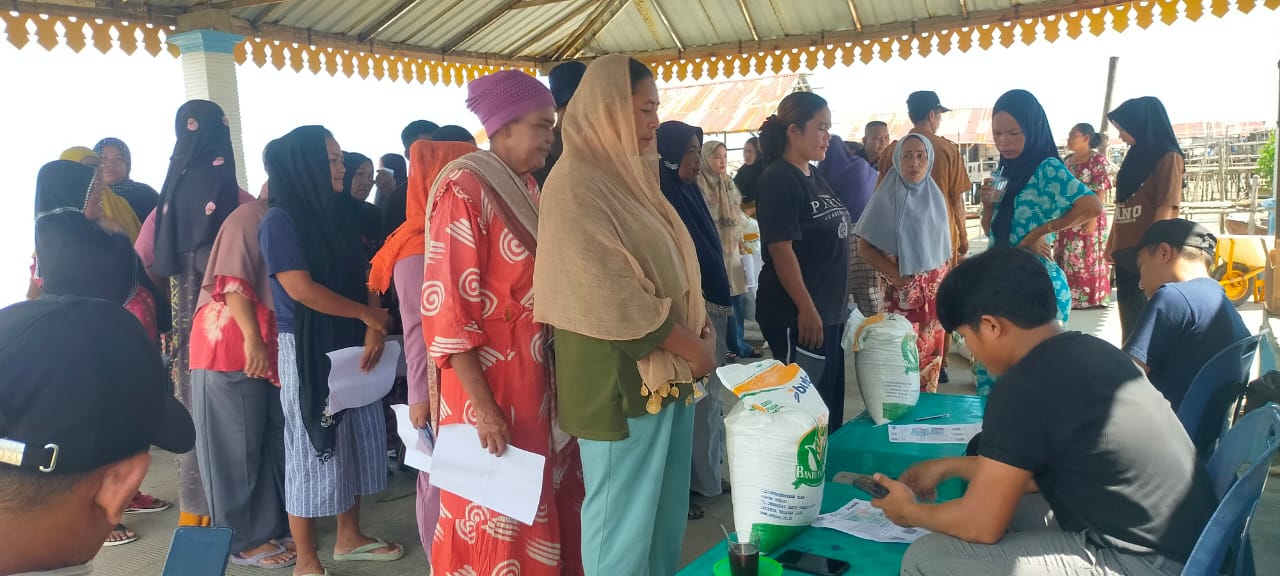 Ratusan warga Desa Jaring Halus ambil bansos pangan 