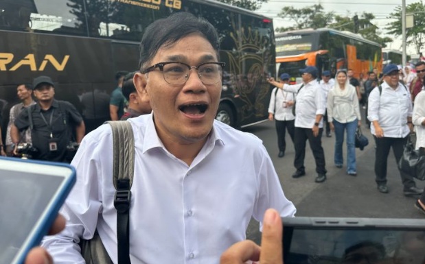 Respons para wamen dan kepala badan saat tiba di Akmil Magelang Respons para wamen dan kepala badan saat tiba di Akmil Magelang