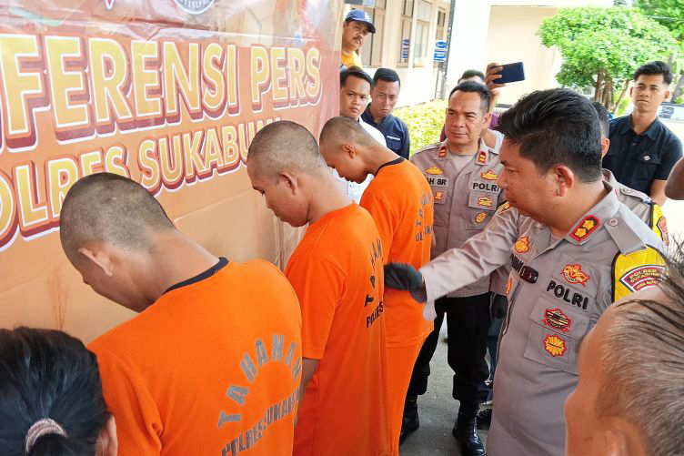 Polres Sukabumi tangkap tiga pemuda dan IRT terlibat kasus pembunuhan Polres Sukabumi tangkap tiga pemuda dan IRT terlibat kasus pembunuhan