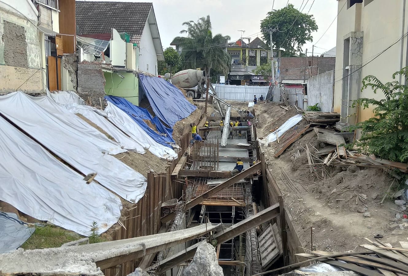 Perumahan dibangun di atas jalan di bekas sungai ambles Perumahan dibangun di atas jalan di bekas sungai ambles