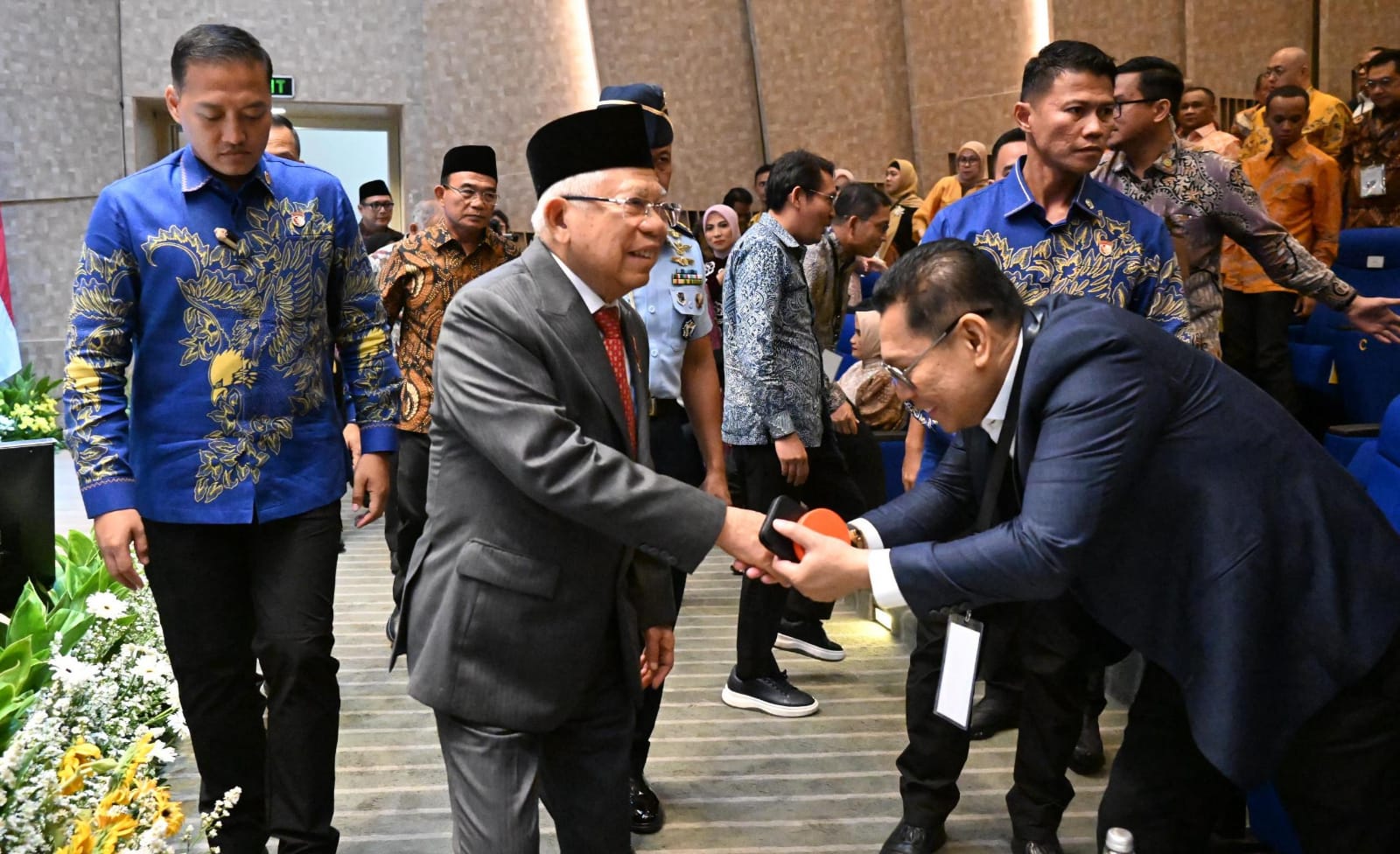 Wapres hadiri sidang terbuka promosi doktor Bahlil Lahadalia Wapres hadiri sidang terbuka promosi doktor Bahlil Lahadalia