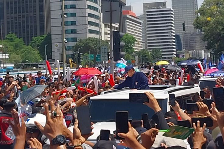 Warga nyanyikan yel-yel selamat bekerja sambut Prabowo-Gibran