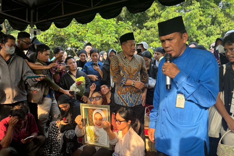 Keluarga iringi pemakaman jenazah Marissa Haque Keluarga iringi pemakaman jenazah Marissa Haque