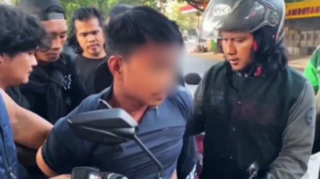Polisi bekuk dua polisi gadungan di Makassar Polisi bekuk dua polisi gadungan di Makassar