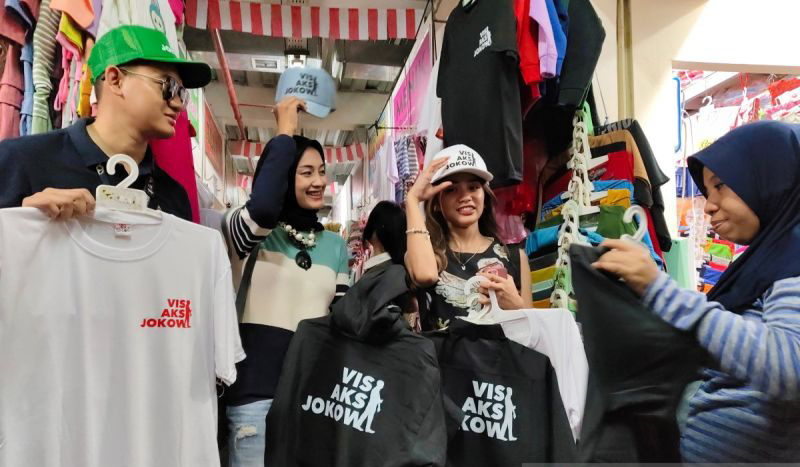 Warga serbu kaos bertuliskan Jokowi di Pasar Klewer Warga serbu kaos bertuliskan Jokowi di Pasar Klewer