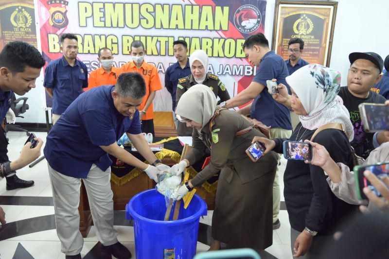 Polda Jambi musnahkan dua kilogram sabu-sabu senilai Rp2,6 miliar Polda Jambi musnahkan dua kilogram sabu-sabu senilai Rp2,6 miliar
