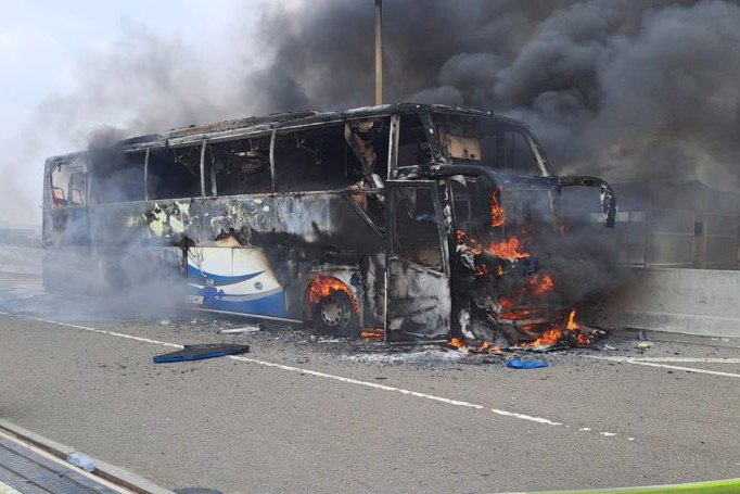 Sebuah bus Pariwisata hangus terbakar di ruas Tol Becakayu Sebuah bus Pariwisata hangus terbakar di ruas Tol Becakayu
