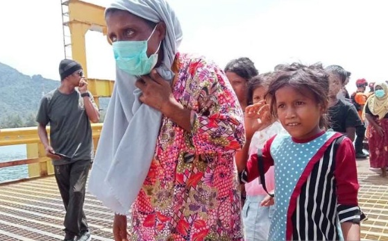 Tim SAR evakuasi 139 imigran Rohingya di Aceh Selatan ke daratan Tim SAR evakuasi 139 imigran Rohingya di Aceh Selatan ke daratan