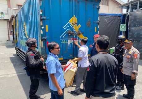 Polda Jateng kawal ketat distribusi logistik Pilkada 2024 Polda Jateng kawal ketat distribusi logistik Pilkada 2024