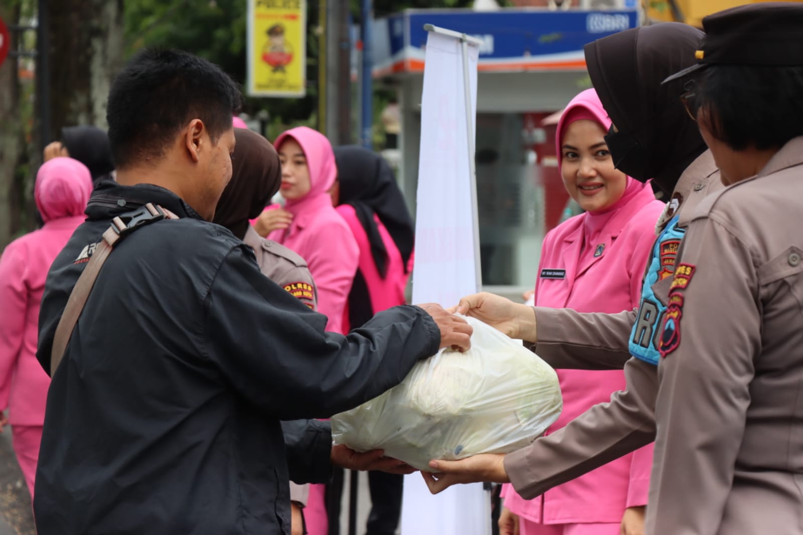 Harga sayur anjlok, Bhayangkari Magelang Kota bagikan 1 ton kol gratis