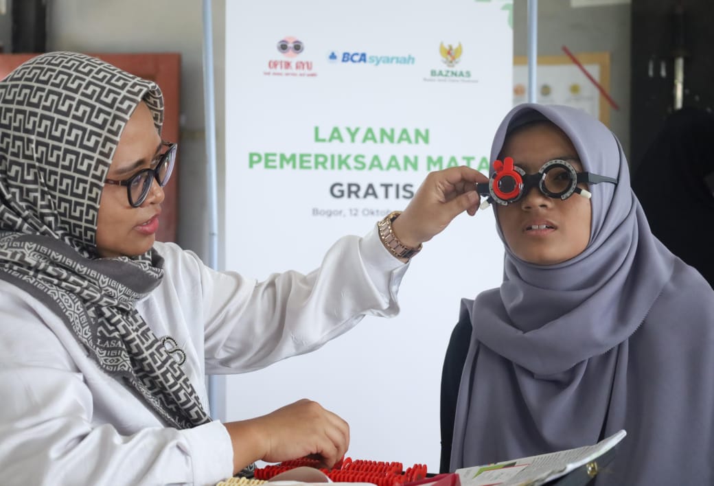 BAZNAS RI & BCA Syariah beri layanan kesehatan mata gratis bagi siswa SCB BAZNAS RI & BCA Syariah beri layanan kesehatan mata gratis bagi siswa SCB