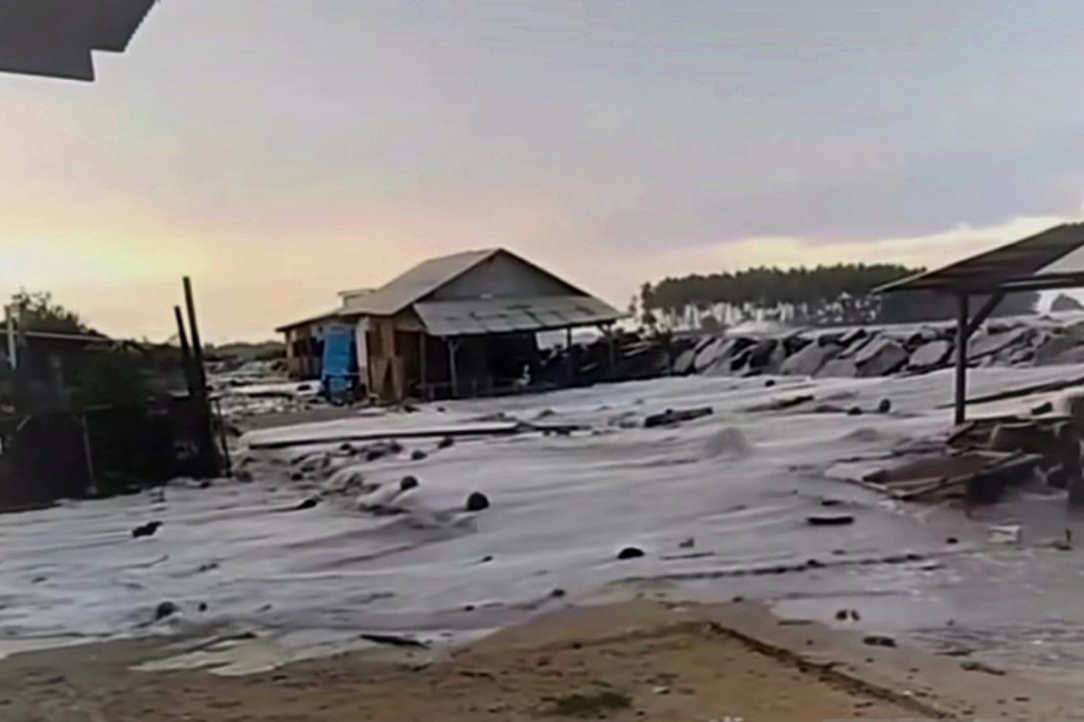 Gelombang laut tinggi, warga Pessel lindungi rumah dengan karung pasir Gelombang laut tinggi, warga Pessel lindungi rumah dengan karung pasir
