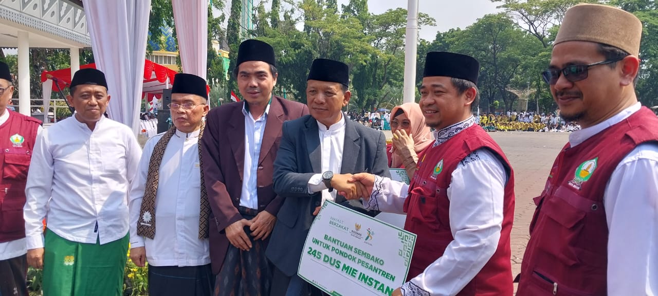 BAZNAS Kota Bekasi salurkan sembako santri dan beasiswa S2 pesantren BAZNAS Kota Bekasi salurkan sembako santri dan beasiswa S2 pesantren