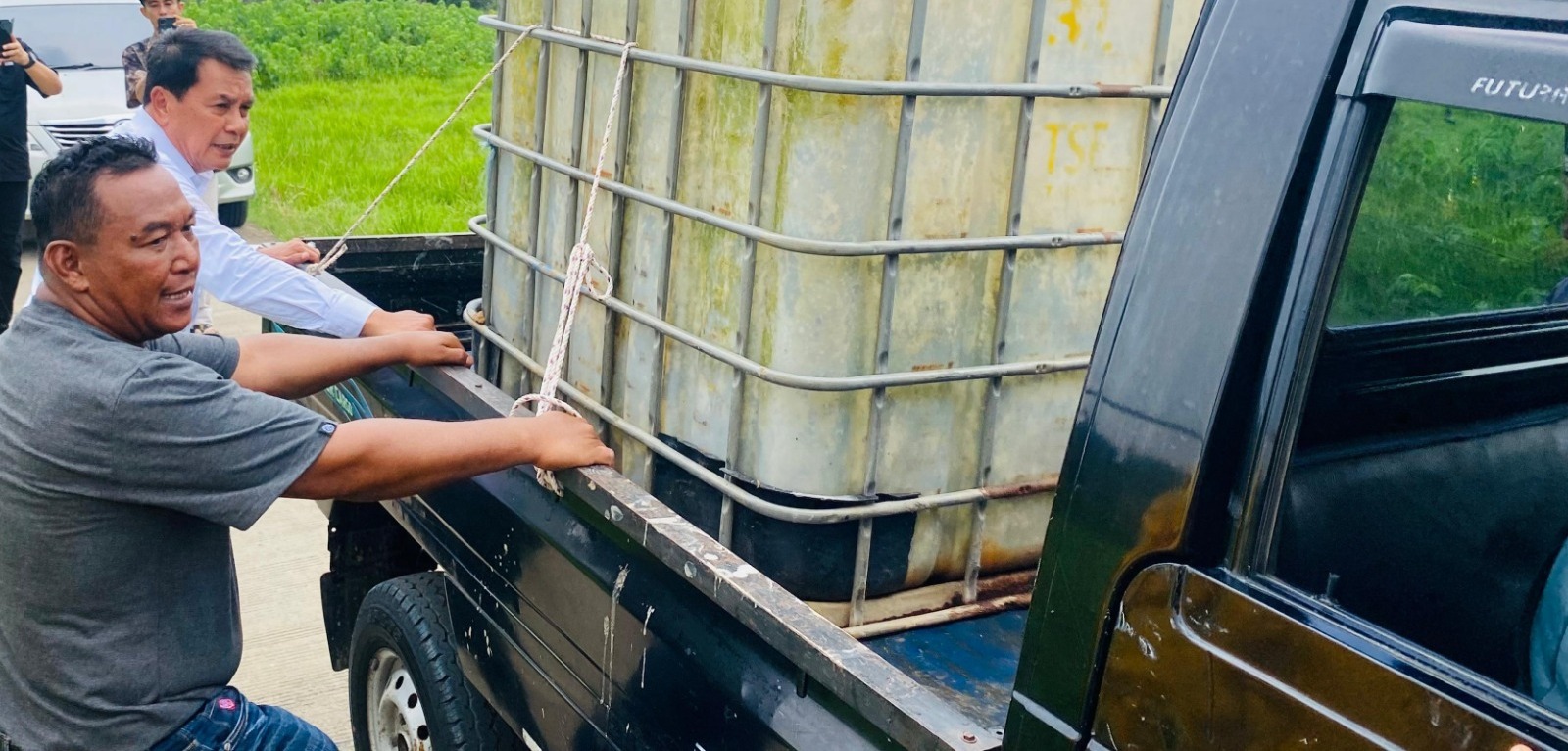 Cabup Tangerang Maesyal Rasyid gercep tarik mobil yang jeblos di parit Cabup Tangerang Maesyal Rasyid gercep tarik mobil yang jeblos di parit