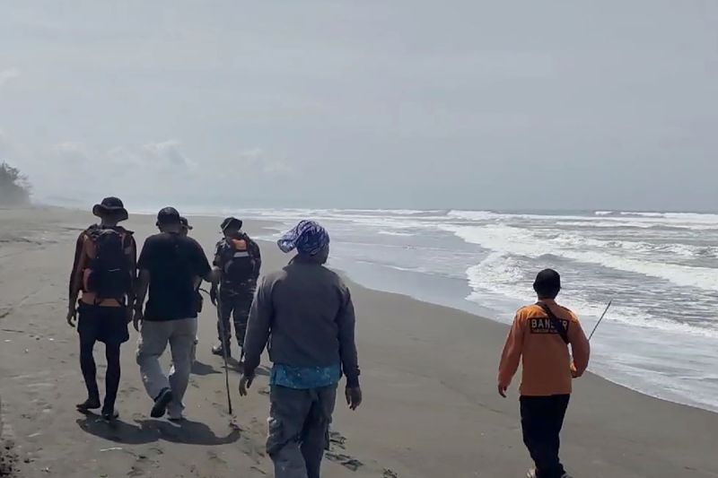 Basarnas cari tiga korban tenggelam di Pantai Wagir Indah Cilacap