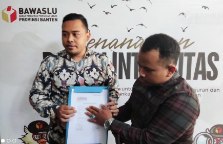 Dugaan ajakan dukung Ratu Zakiyah, Adepsi Serang dilaporkan ke Bawaslu Dugaan ajakan dukung Ratu Zakiyah, Adepsi Serang dilaporkan ke Bawaslu