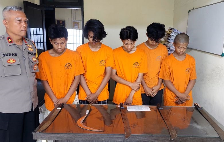 Enam pelaku tawuran dengan sajam telah diamankan oleh Polresta Bogor Enam pelaku tawuran dengan sajam telah diamankan oleh Polresta Bogor