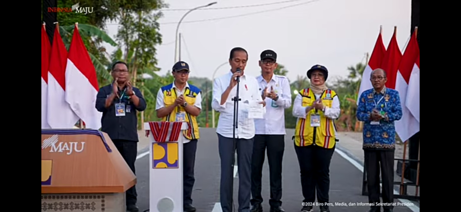 Kunjungan ke Provinsi NTT Jokowi resmikan 27 ruas jalan Kunjungan ke Provinsi NTT Jokowi resmikan 27 ruas jalan