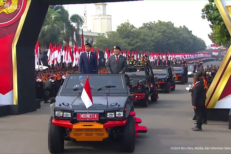 Presiden Jokowi dan Menhan Prabowo diarak Maung Pindad di Mako Brimob Presiden Jokowi dan Menhan Prabowo diarak Maung Pindad di Mako Brimob