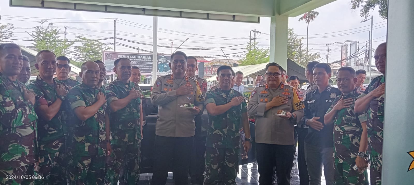 Komando Distrik Militer (Kodim) 0712/Tegal menggelar acara makan gratis untuk memperingati HUT TNI Komando Distrik Militer (Kodim) 0712/Tegal menggelar acara makan gratis untuk memperingati HUT TNI