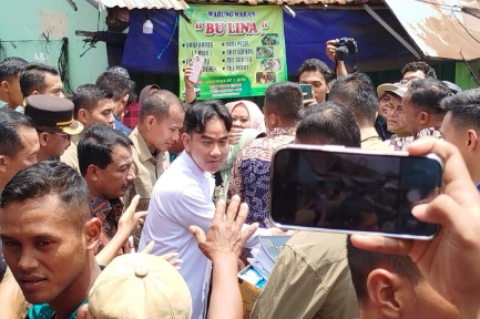 Wakil Presiden Gibran blusukan ke Pasar Gotong Royong Kota Magelang Wakil Presiden Gibran blusukan ke Pasar Gotong Royong Kota Magelang