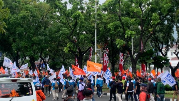 Hujan deras tidak surutkan semangat aksi buruh di Patung Kuda Hujan deras tidak surutkan semangat aksi buruh di Patung Kuda