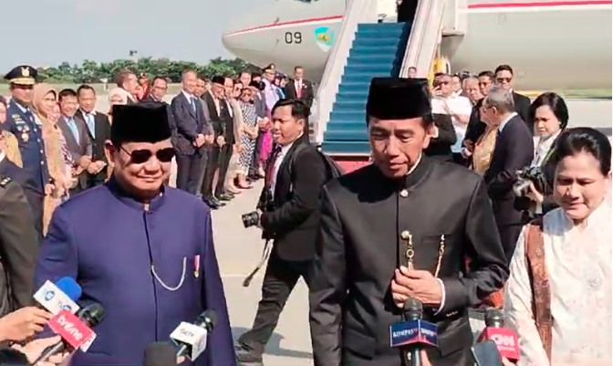 Presiden Prabowo antar Jokowi usai upacara ke Halim PK Presiden Prabowo antar Jokowi usai upacara ke Halim PK