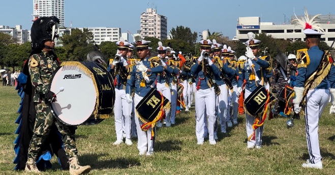 WNI & warga Jepang antusias saksikan drum band Taruna AAL dan naik KRI Bima Suci WNI & warga Jepang antusias saksikan drum band Taruna AAL dan naik KRI Bima Suci