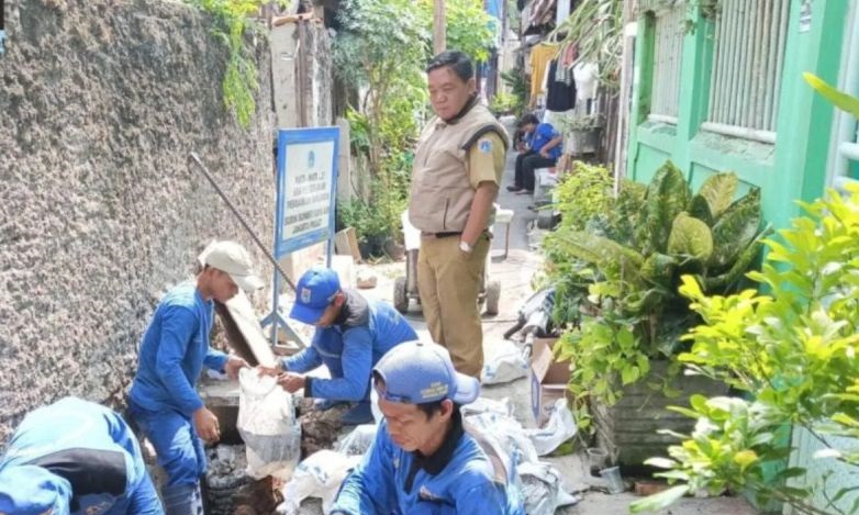 Pemkot Jakpus pantau saluran hingga keruk sungai untuk cegah banjir