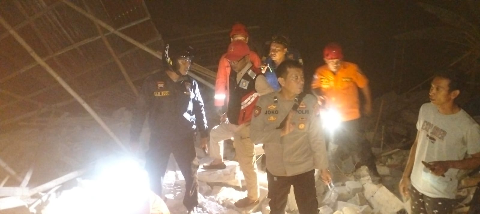 Rumah tidak layak huni di Ungaran roboh, 1 meninggal dunia 3 luka-luka Rumah tidak layak huni di Ungaran roboh, 1 meninggal dunia 3 luka-luka