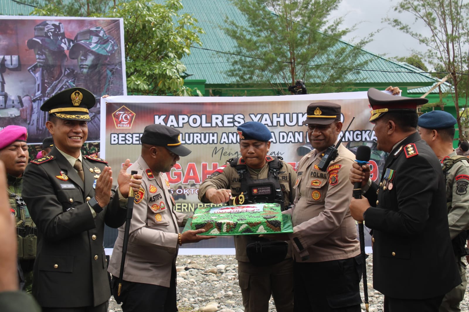 Kodim 1715/Yahukimo rayakan HUT Ke-79 TNI bersama Forkopimda dan masyarakat Kodim 1715/Yahukimo rayakan HUT Ke-79 TNI bersama Forkopimda dan masyarakat