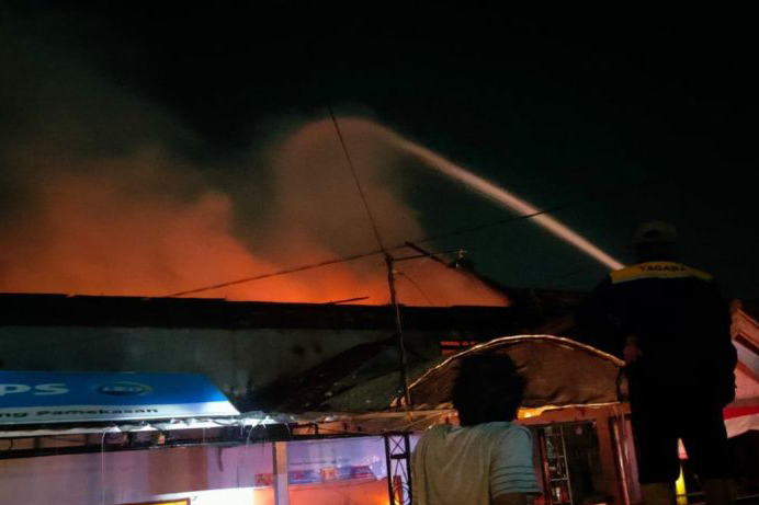 Toko bangunan di Pamekasan Jawa Timur terbakar Toko bangunan di Pamekasan Jawa Timur terbakar