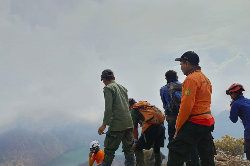 Tim SAR gabungan lanjutkan pencarian pendaki hilang di Gunung Rinjani Tim SAR gabungan lanjutkan pencarian pendaki hilang di Gunung Rinjani