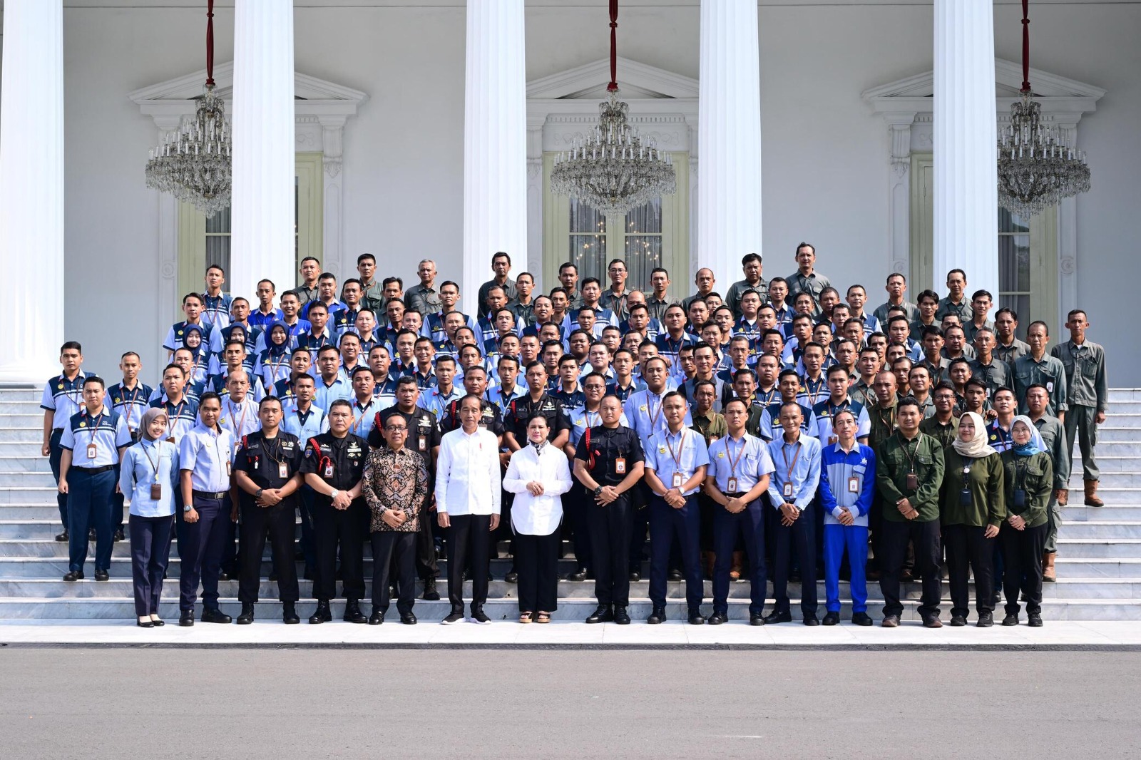 Momen haru, Jokowi dan Ibu Negara pose bareng staf Istana Momen haru, Jokowi dan Ibu Negara pose bareng staf Istana